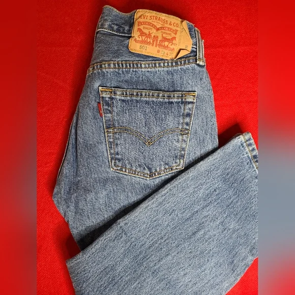 Classic Levi's 501 Jeans - Picture 3 of 10